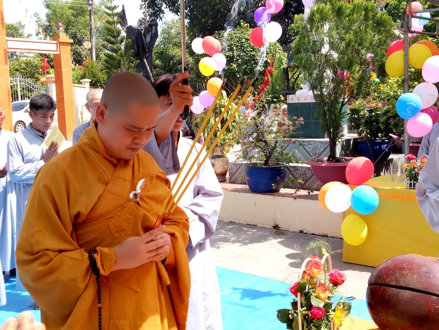 Đại đức Thích Huệ Trí Dâng Hương Tưởng Nhớ Đức Phật