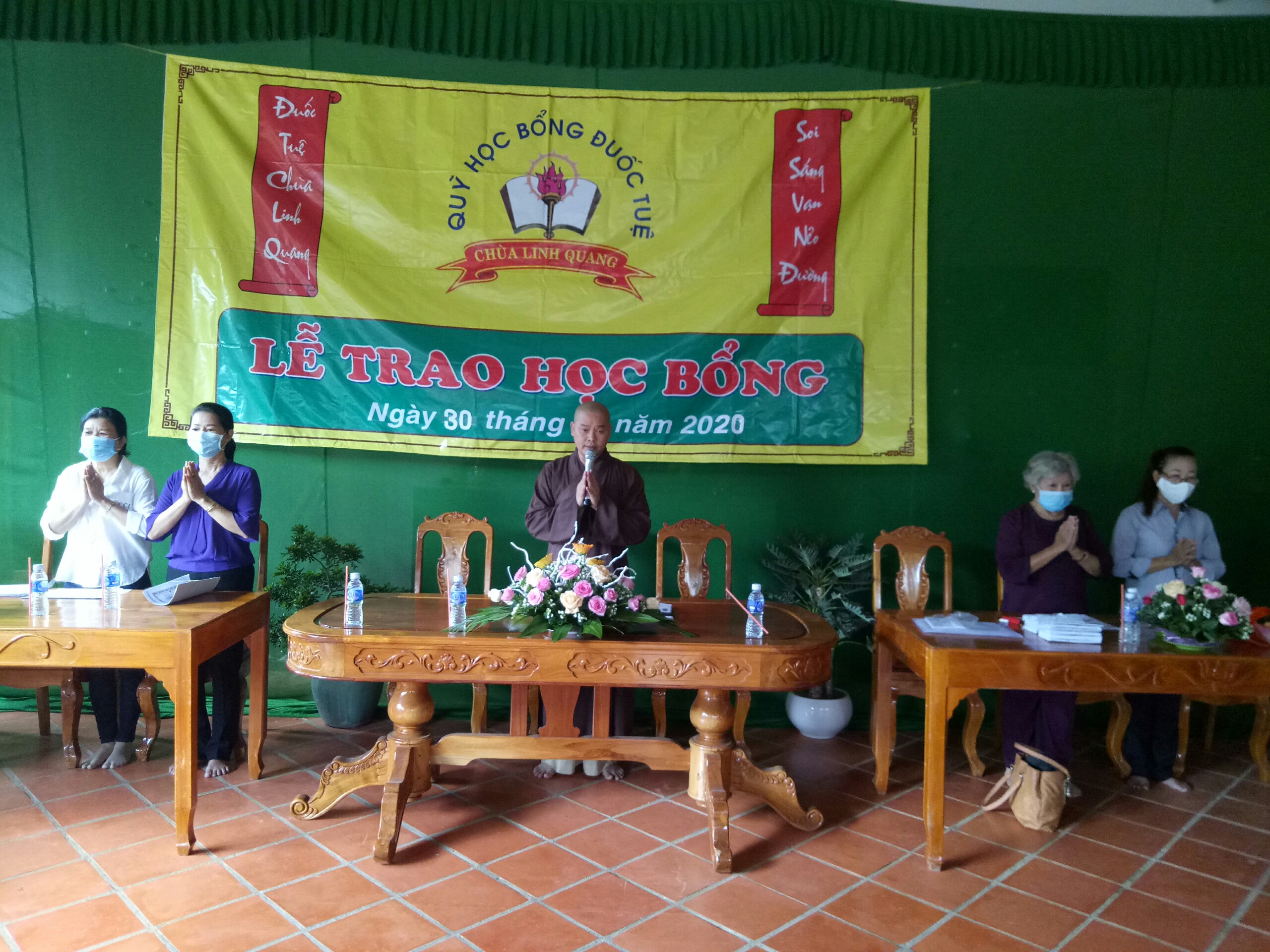 Đuốc Tuệ Vẫn Sáng Giữa Mùa Dịch Tại Chùa Linh Quang