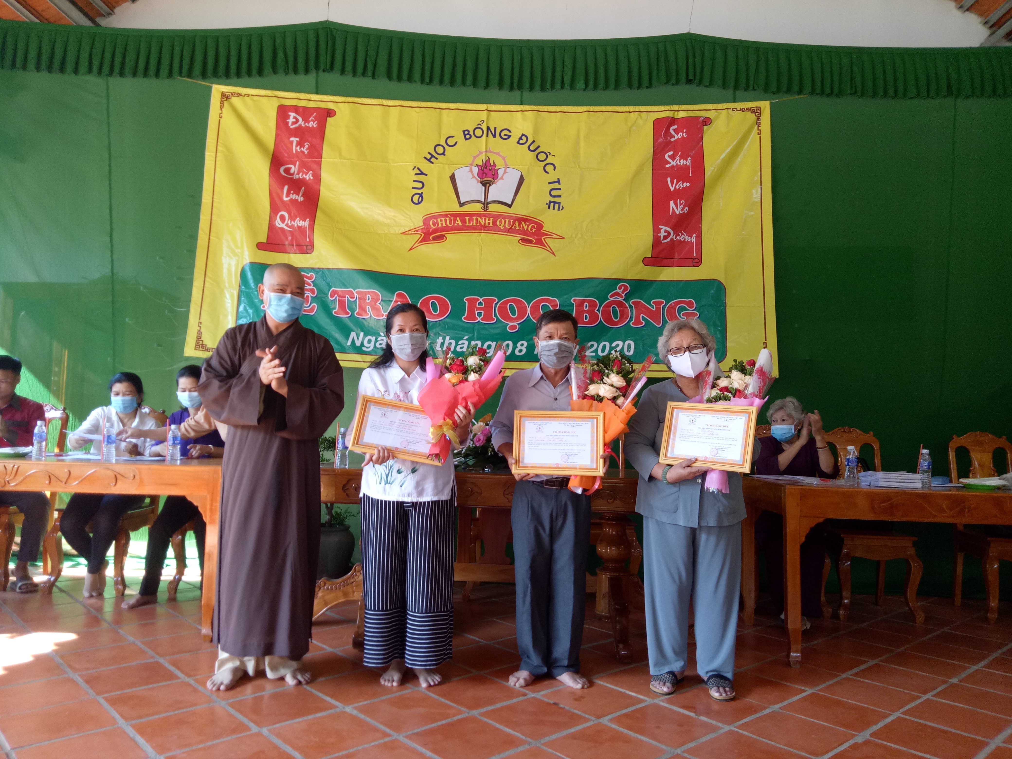 Đuốc Tuệ Vẫn Sáng Giữa Mùa Dịch Tại Chùa Linh Quang