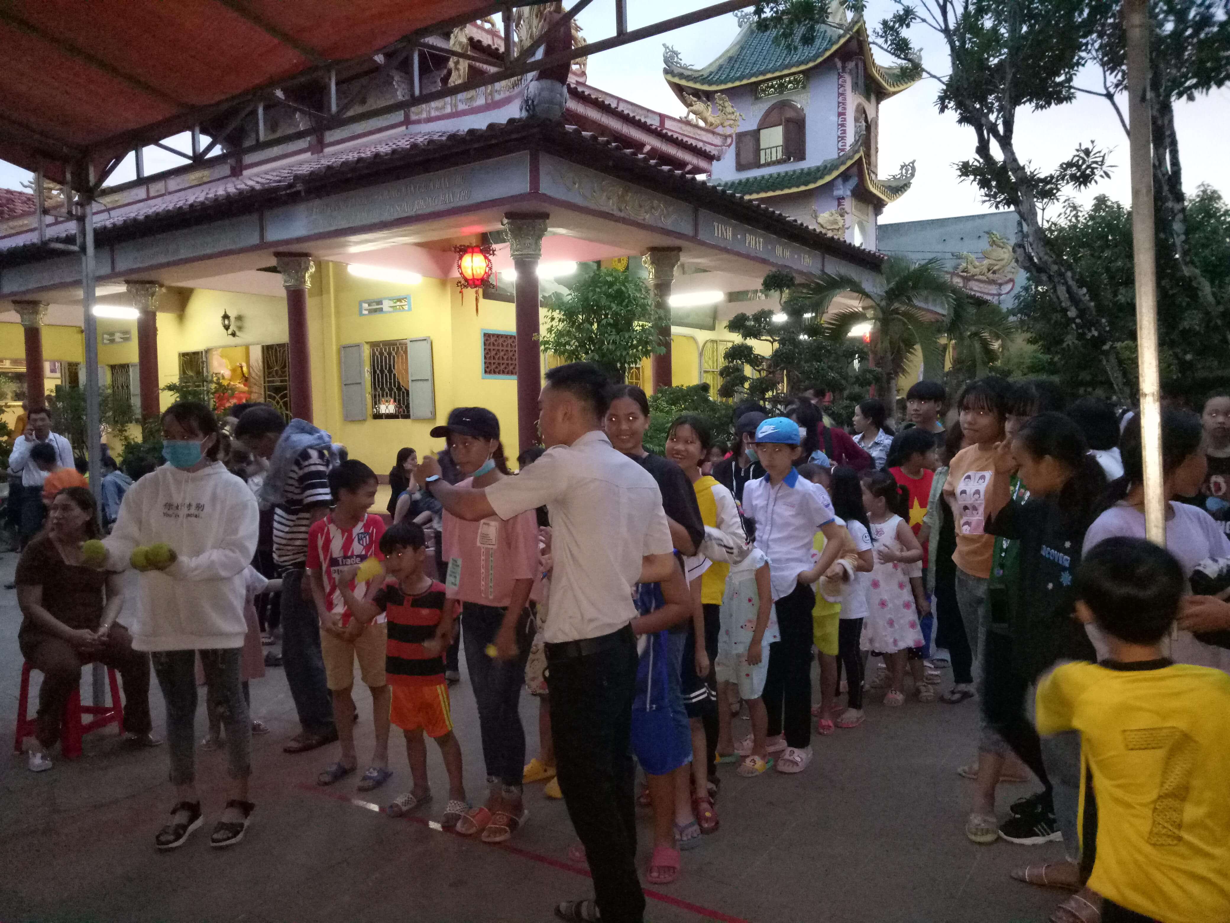 Trung Thu Cho Các Cháu Thiếu Nhi Tại Chùa Linh Quang